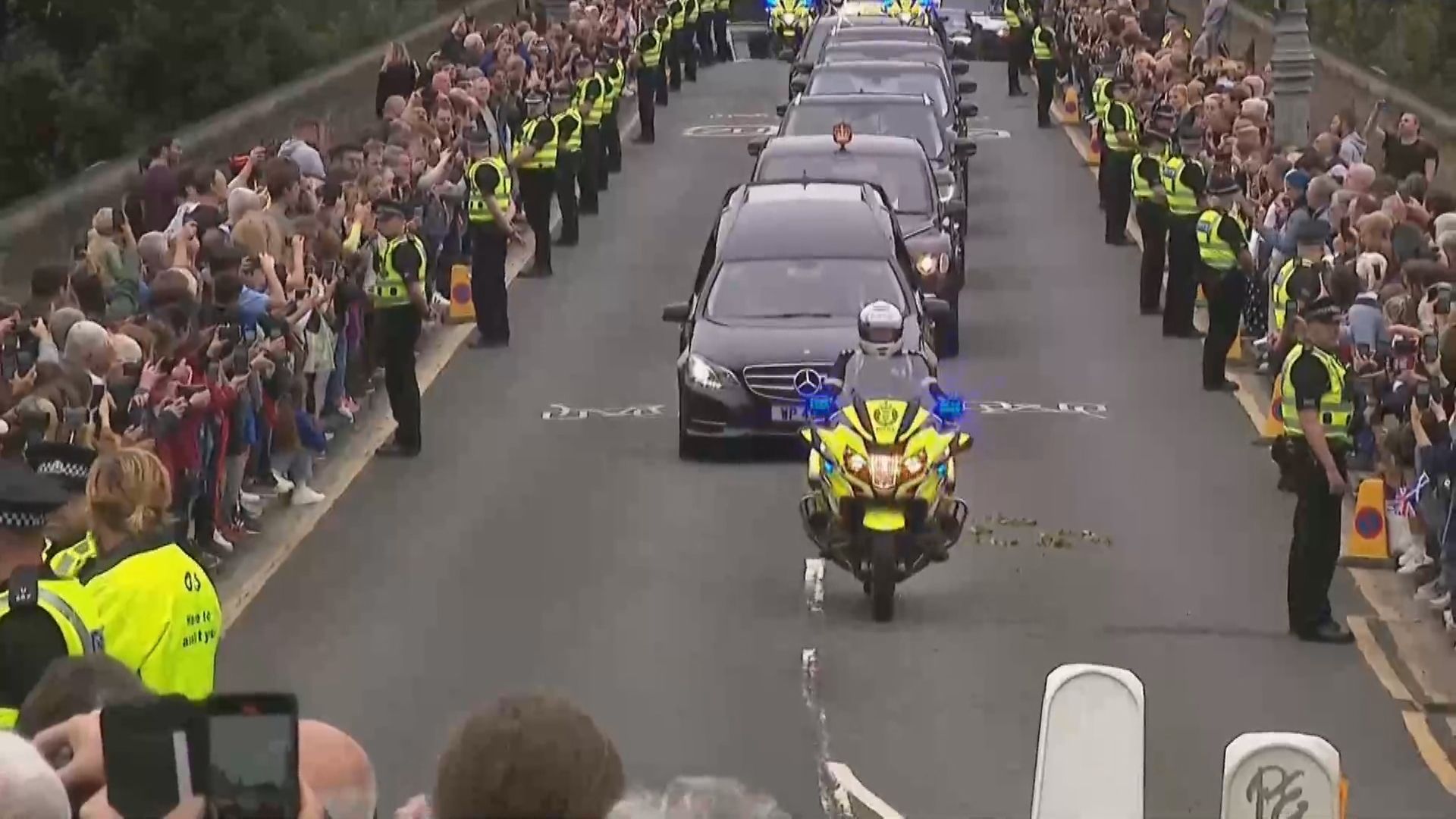 Cortejo fúnebre da rainha Elizabeth II chega a Edimburgo, na Escócia