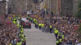Cortejo fúnebre da rainha Elizabeth II chega a Edimburgo, na Escócia