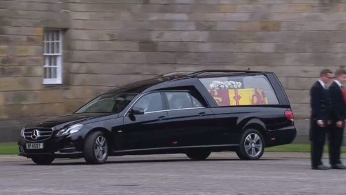 Caixão da rainha Elizabeth II chega ao Palácio de Holyroodhouse, na Escócia