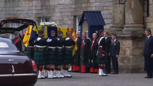 Guarda Real da Escócia recebe caixão da rainha Elizabeth II