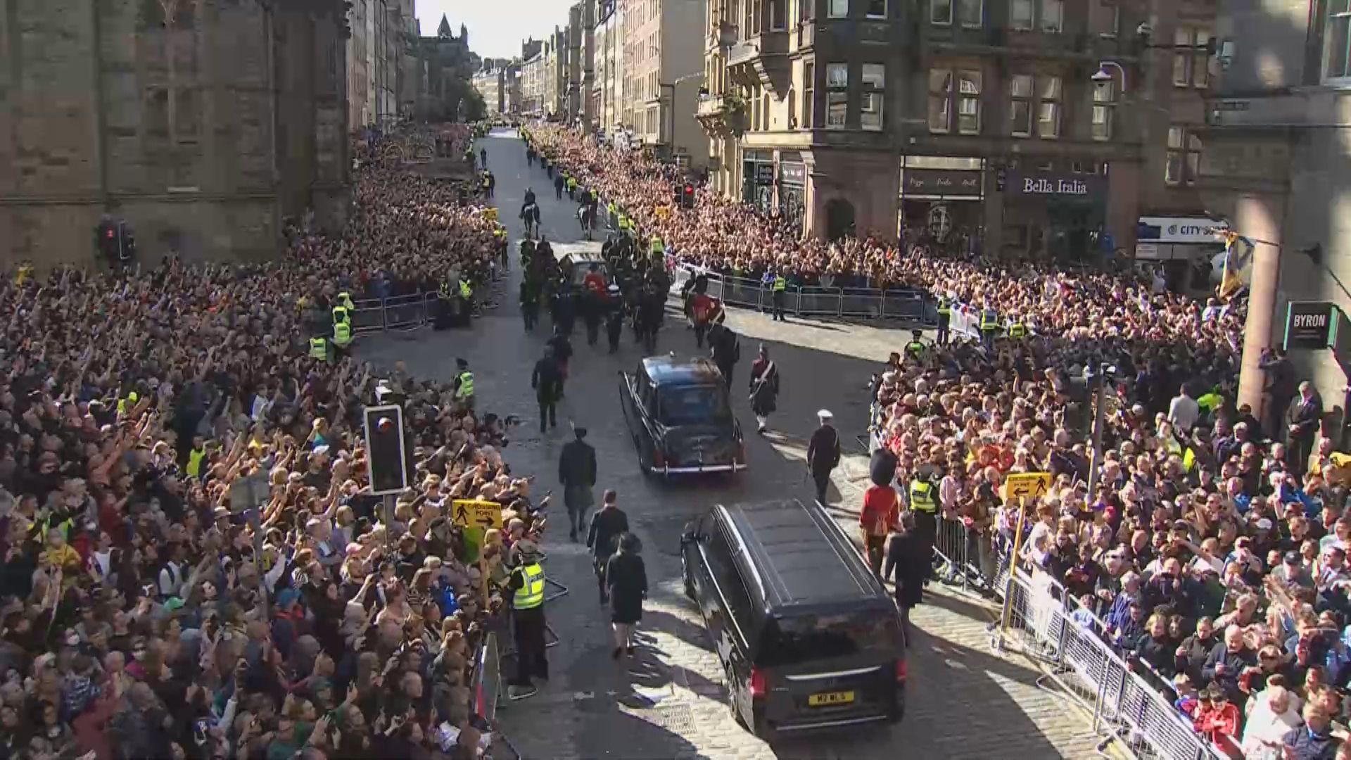 Cortejo leva corpo da rainha Elizabeth II até Catedral de St Giles, em Edimburgo