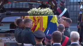 Caixão da rainha Elizabeth II é levado para a Catedral de St Giles, em Edimburgo