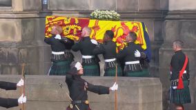 Caixão da rainha Elizabeth II é levado para a Catedral de St Giles, em Edimburgo