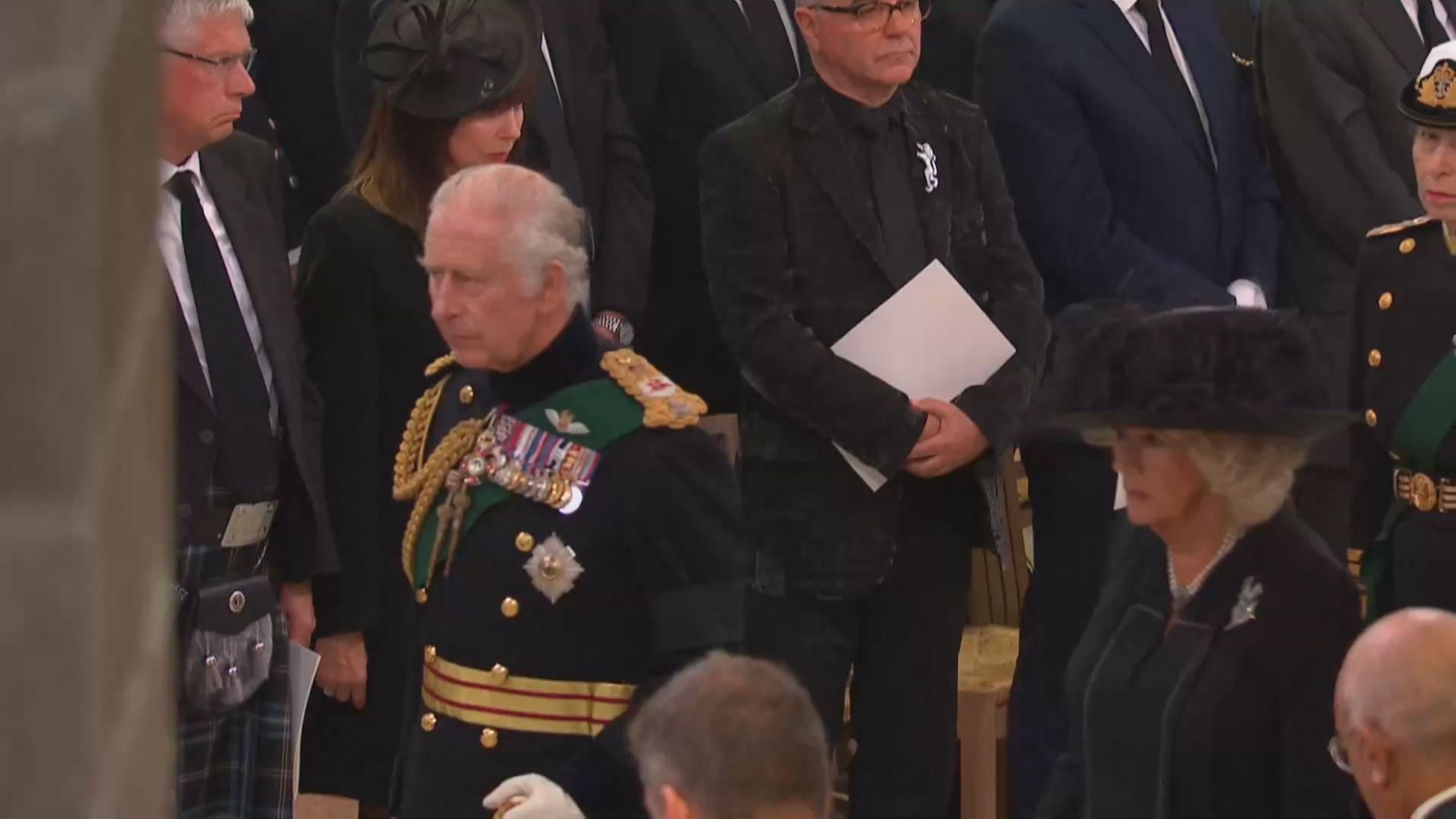 O rei Charles III entra na Catedral de St Giles, em Edimburgo, no velório da rainha Elizabeth II