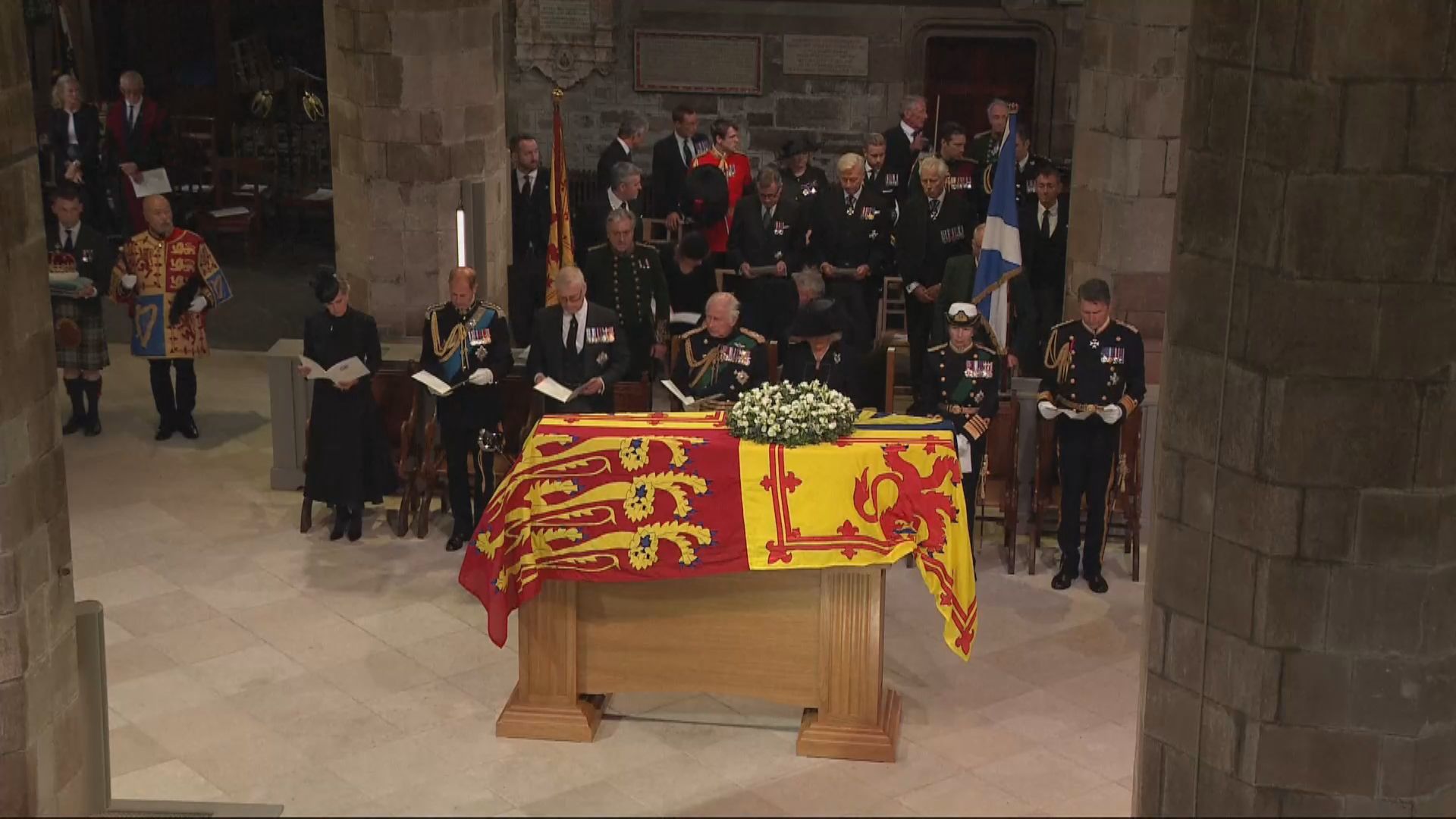 Caixão com corpo da rainha Elizabeth II durante velório na Catedral de St Giles