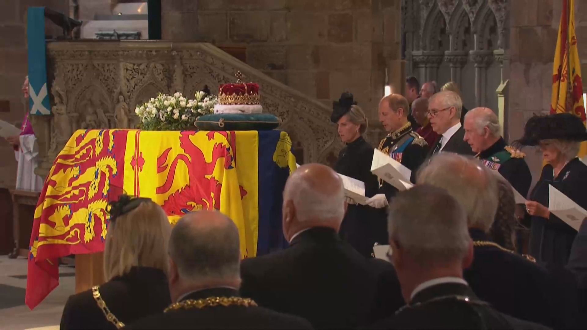 Coroa e flores sobre caixão da rainha Elizabeth II durante velório na Catedral de St Giles
