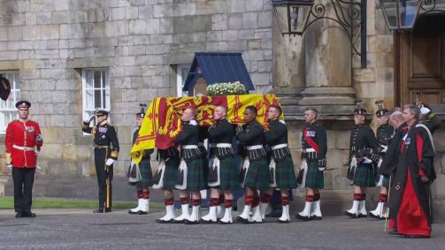 Caixão da rainha Elizabeth II deixa o Palácio de Holyroodhouse, na Escócia