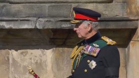 Rei Charles III acompanha procissão do caixão da rainha Elizabeth II