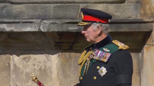 Rei Charles III acompanha procissão do caixão da rainha Elizabeth II