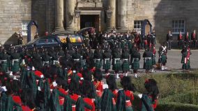 Preparativos do cortejo que levará corpo da rainha Elizabeth II até catedral em Edimburgo, na Escócia