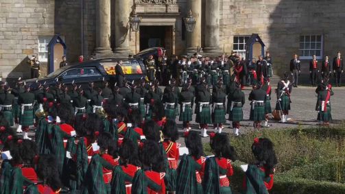 Preparativos do cortejo que levará corpo da rainha Elizabeth II até catedral em Edimburgo, na Escócia