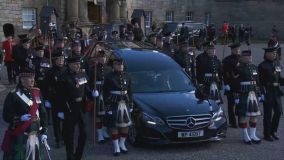Cortejo leva corpo da rainha Elizabeth II até Catedral de St Giles, em Edimburgo