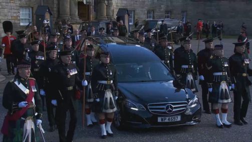 Cortejo leva corpo da rainha Elizabeth II até Catedral de St Giles, em Edimburgo
