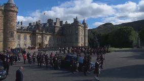 Cortejo leva corpo da rainha Elizabeth II até Catedral de St Giles, em Edimburgo