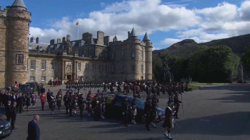 Cortejo leva corpo da rainha Elizabeth II até Catedral de St Giles, em Edimburgo