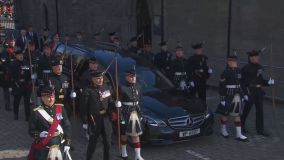 Cortejo leva corpo da rainha Elizabeth II até Catedral de St Giles, em Edimburgo