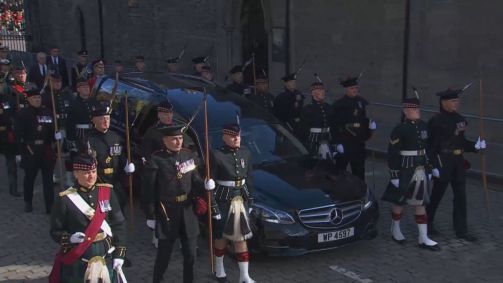 Cortejo leva corpo da rainha Elizabeth II até Catedral de St Giles, em Edimburgo