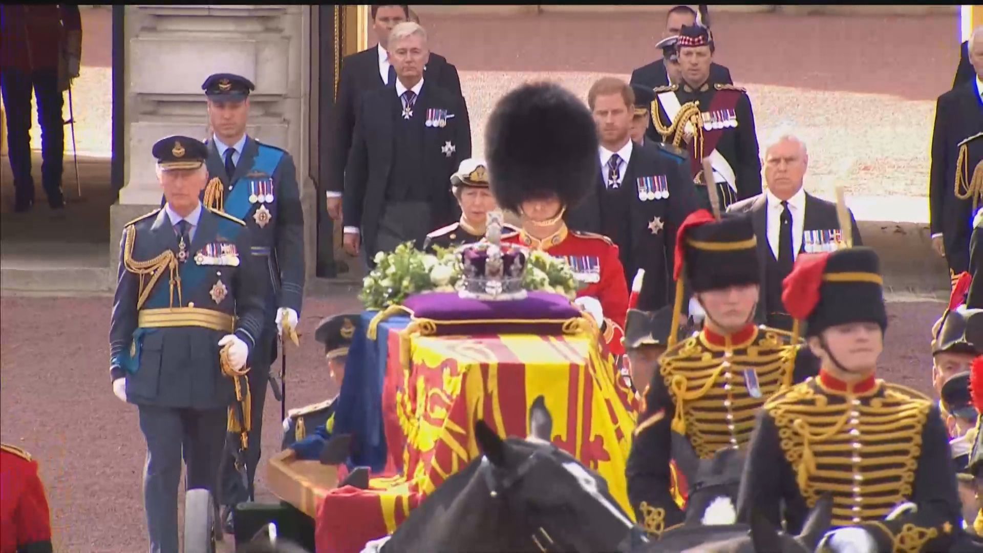 Caixão da rainha Elizabeth II é levado para velório público
