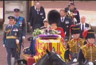 Caixão da rainha Elizabeth II chega ao Parlamento para velório público