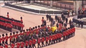 Caixão da rainha Elizabeth II é levado para velório público