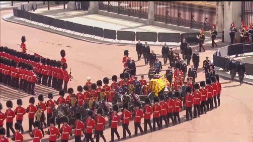 Caixão da rainha Elizabeth II é levado para velório público