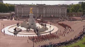 Caixão da rainha Elizabeth II é levado para velório público