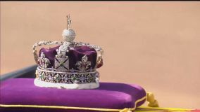 Cora sobre o caixão da rainha Elizabeth II durante cortejo para velório público