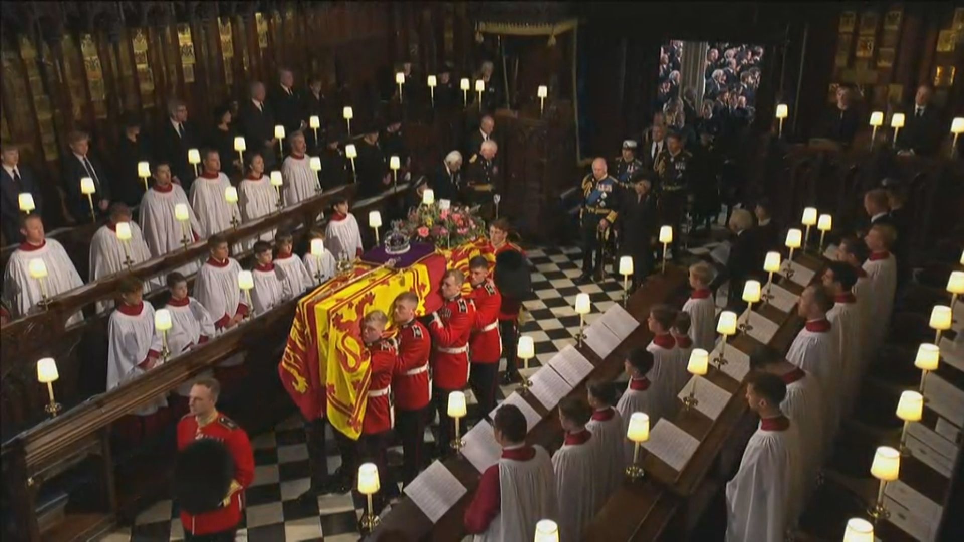 Acompanhado pelo rei Charles III, caixão da rainha Elizabeth II chega à Capela de St. George