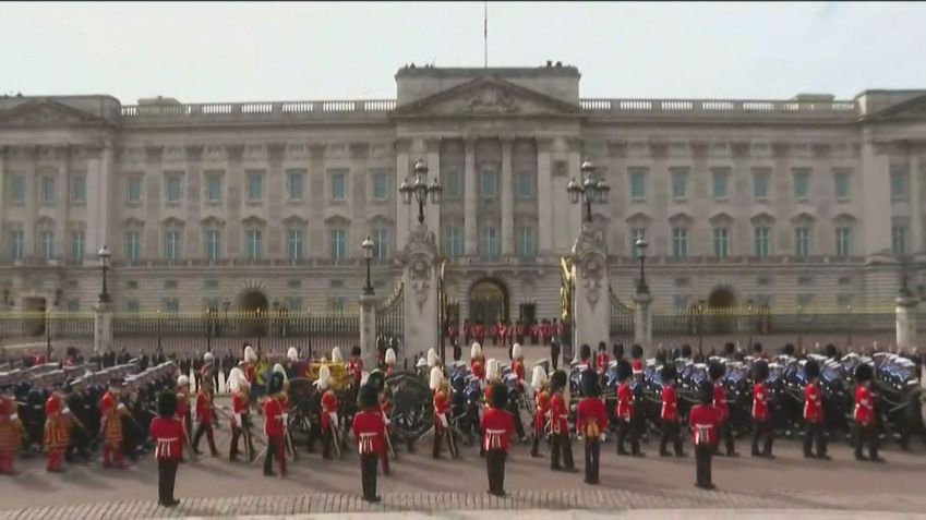 Cortejo com caixão da rainha Elizabeth II passa em frente ao Palácio de Buckingham, em Londres / Reprodução/CNN Brasil (19.set.2022)