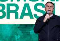 Bolsonaro grava mensagem a venezuelanas e nega prostituição em casa de imigrantes