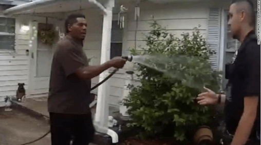 Michael Jennings, um pastor negro preso enquanto regava as flores de seu vizinho