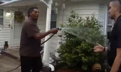 Michael Jennings, um pastor negro preso enquanto regava as flores de seu vizinho