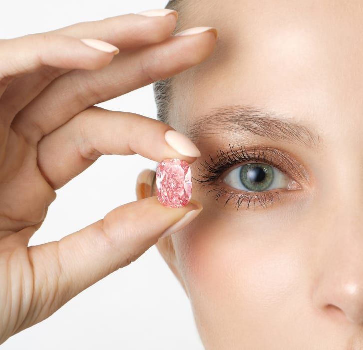 Modelo segura diamante rosa que vai a leilão em Hong Kong / Divulgação / Casa de leilões Sotheby's