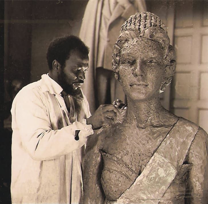 Ben Enwonwu trabalhando na escultura de bronze da rainha Elizabeth II / Oliver Enwonwu / The Ben Enwonwu Foundation