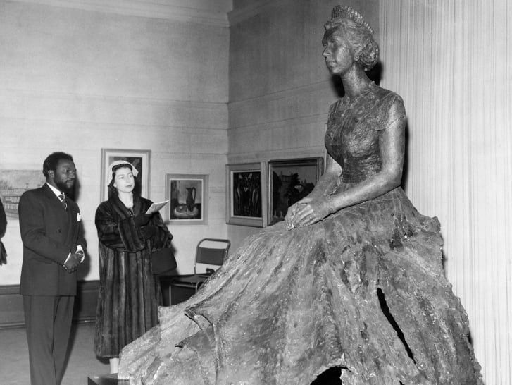 Ben Enwonwu e a rainha Elizabeth II olhando para sua escultura / Oliver Enwonwu / The Ben Enwonwu Foundation