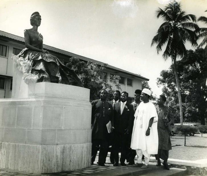 Inauguração da estátua da rainha Elizabeth II na Nigéria / Oliver Enwonwu / The Ben Enwonwu Foundation