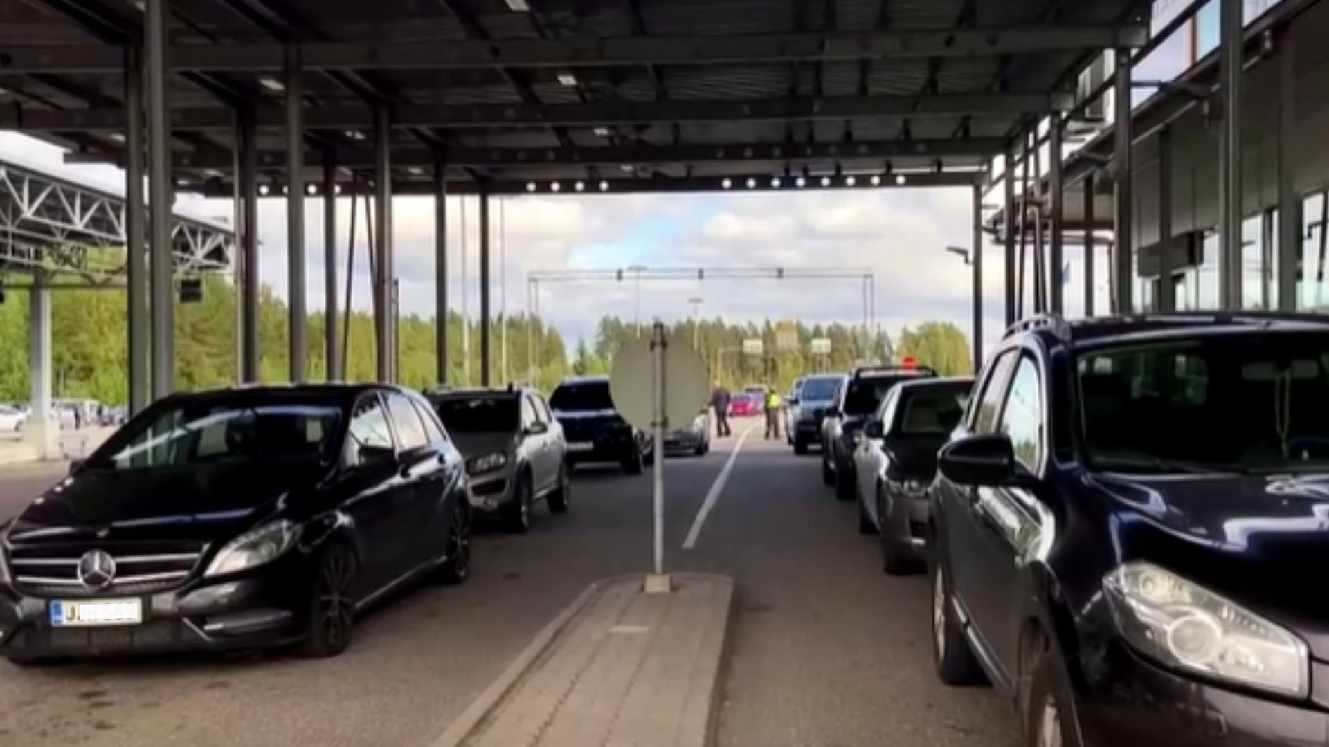Carros deixaram a Rússia e indo em direção à Finlândia