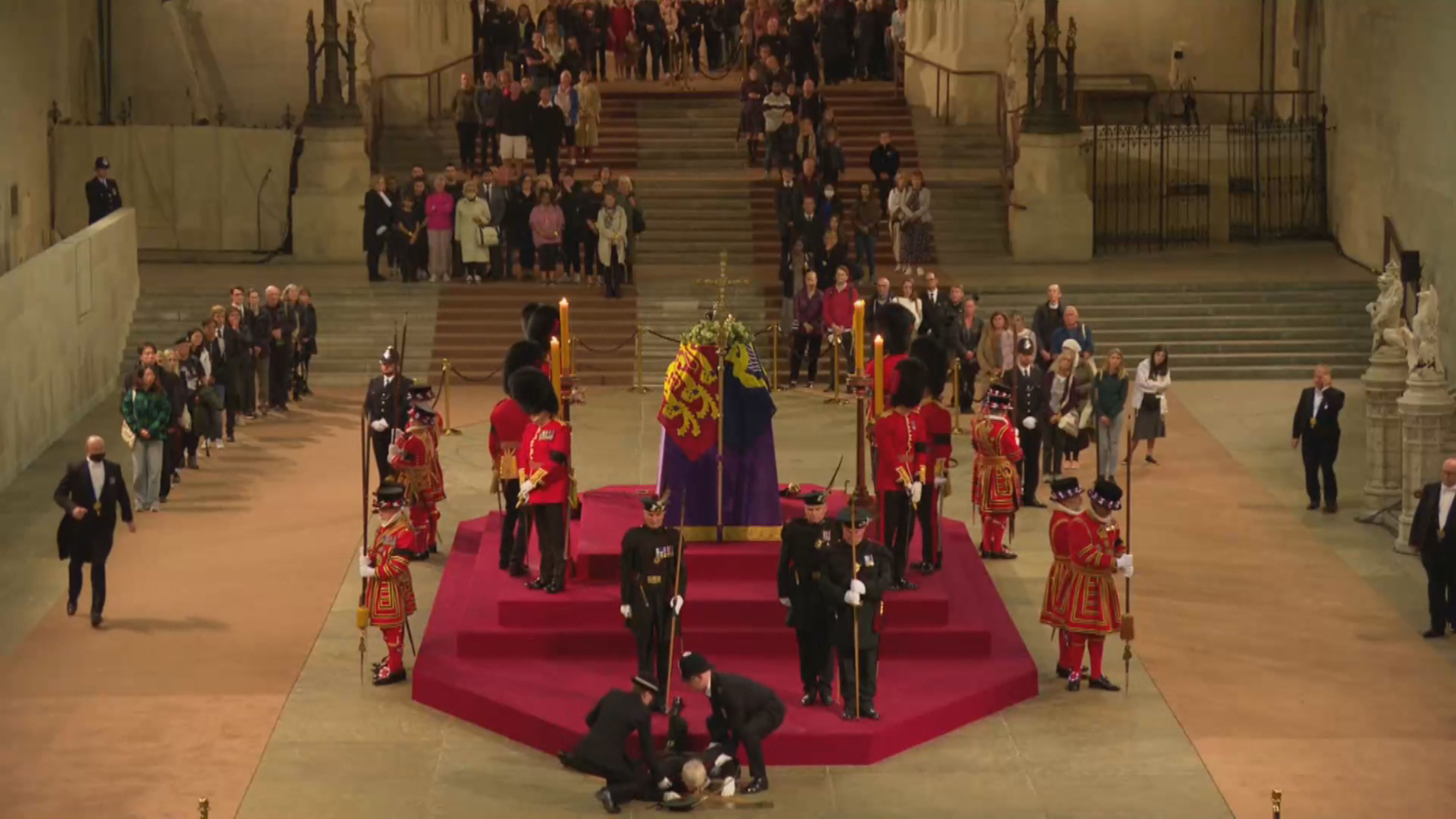 Guarda real desmaia em velório da rainha Elizabeth II