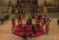Homem desmaia durante troca de guardas no velório de Elizabeth II; veja momento