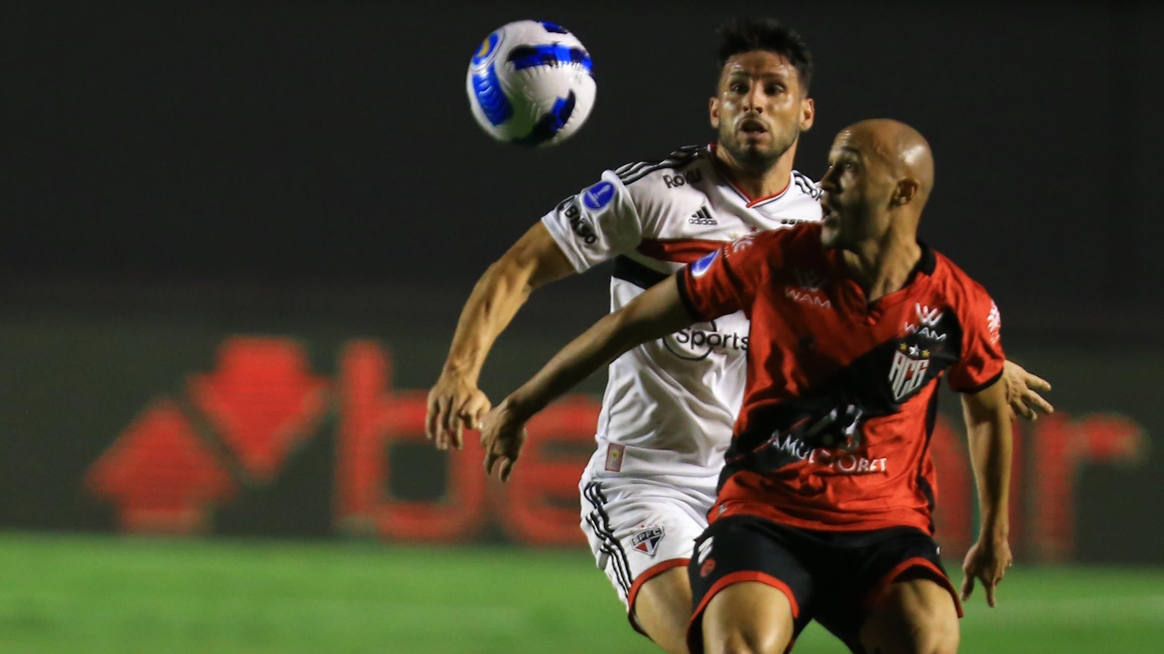 Lance durante partida entre Atlético Goianiense e São Paulo, válido pela Copa Sul Americana em 01/09/2022