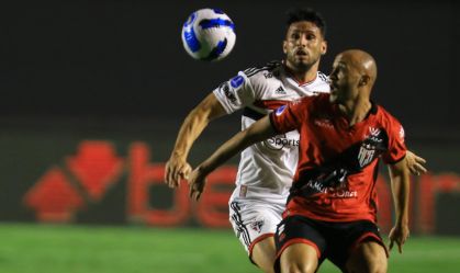 Lance durante partida entre Atlético Goianiense e São Paulo, válido pela Copa Sul Americana em 01/09/2022