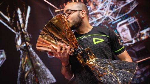Pró-player Sacy, da LOUD, comemora a conquista do Valorant Champions 2022