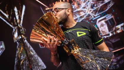 Pró-player Sacy, da LOUD, comemora a conquista do Valorant Champions 2022