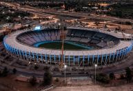 Ônibus do Athletico-PR é apedrejado ao chegar a estádio na Argentina; veja fotos