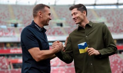 Ex-jogador Shevchenko presenteia Lewandowski com braçadeira nas cores da Ucrânia