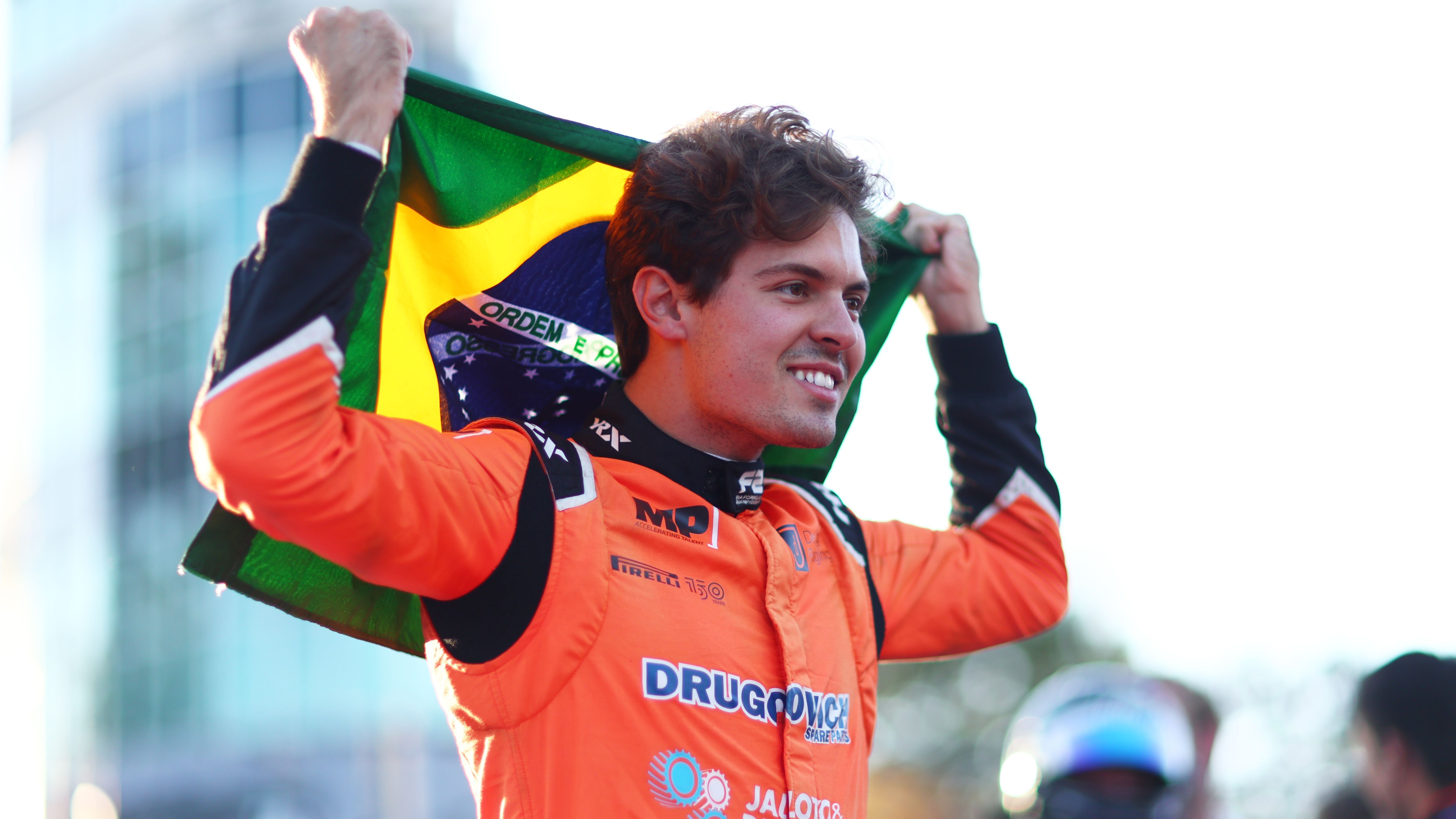 Felipe Drugovich comemora a conquista, em Monza, do título da Fórmula 2