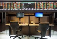 Ibovespa opera em queda de olho em novo arcabouço fiscal; dólar recua