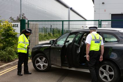 Policiais examinam carro abandonado