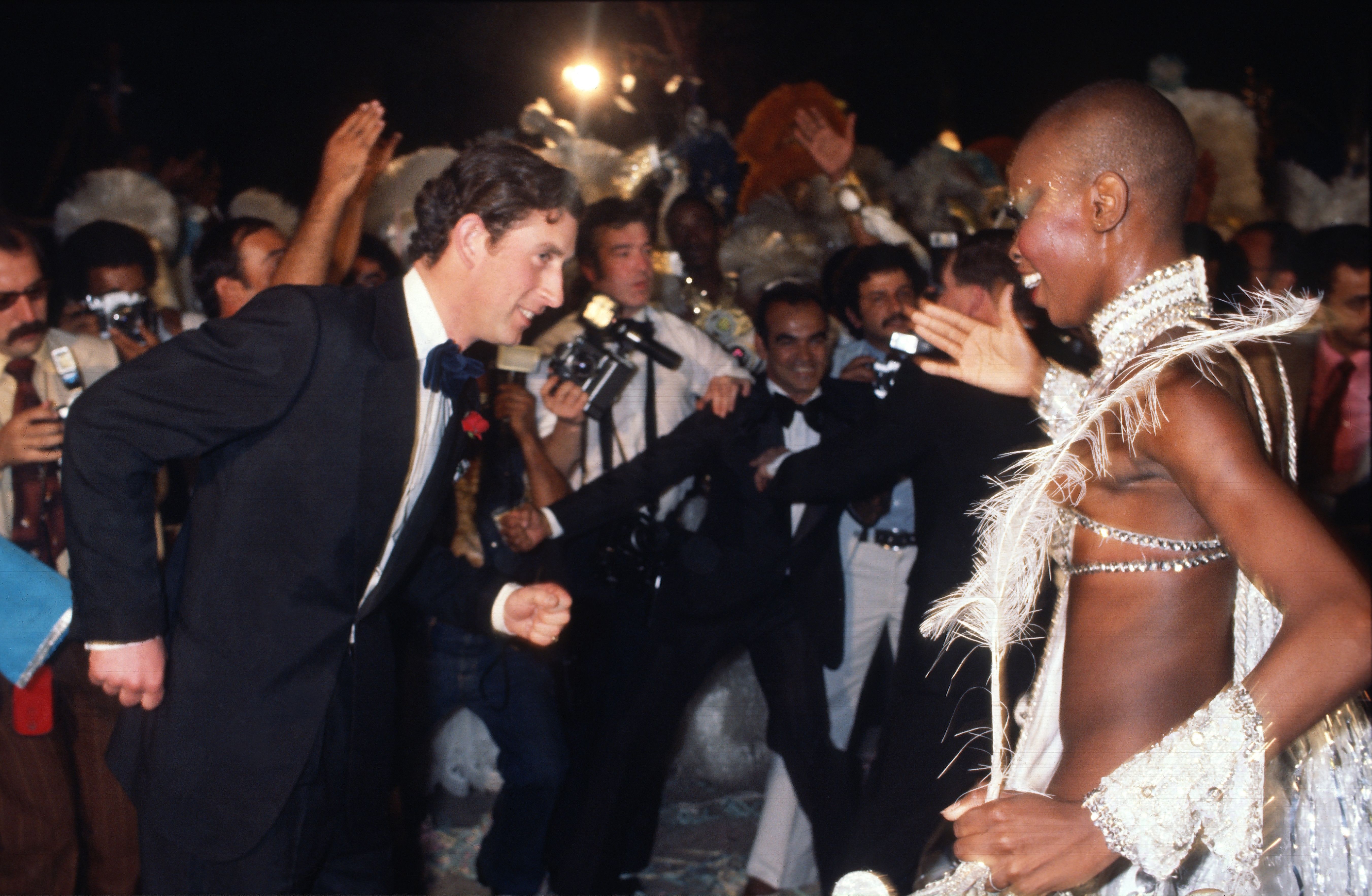 O então príncipe Charles dança com a destaque da Beija-Flor, Pinah Ayoub, no Rio de Janeiro, em 1978.