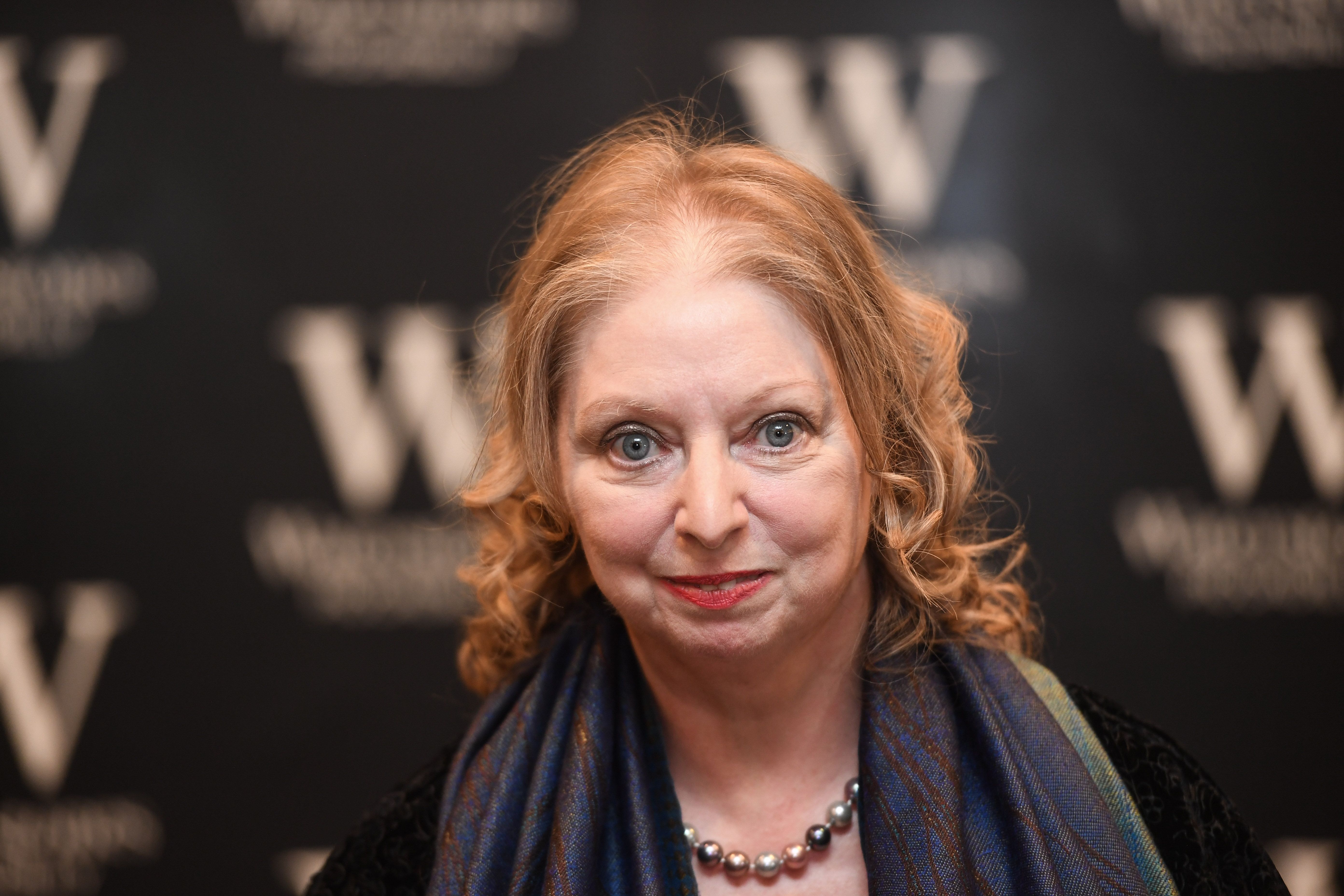 Escritora britânica Hilary Mantel durante sessão de autógrafos para seu livro "The Mirror & the Light" em março de 2020, em Londres.
